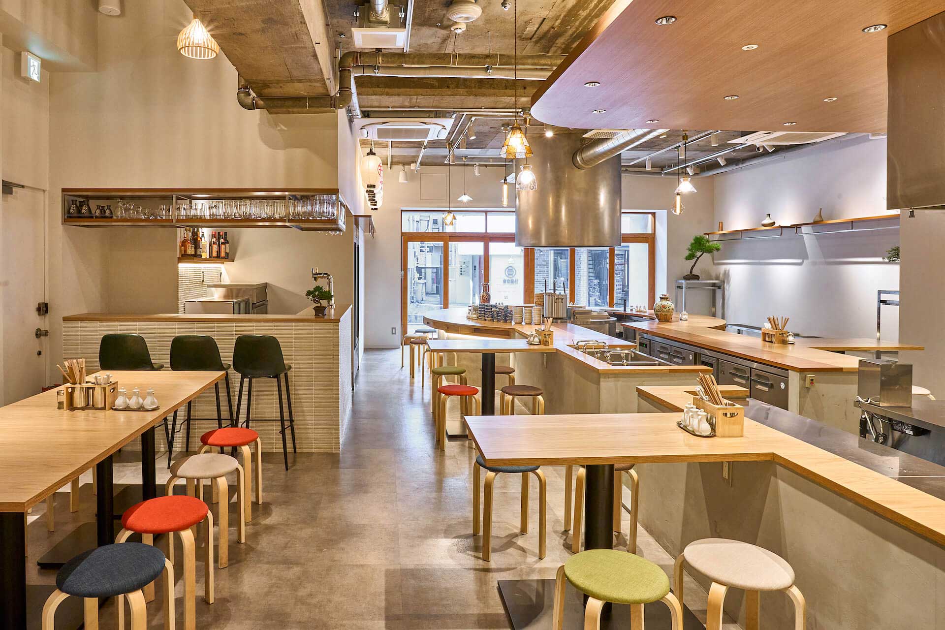 LARGO（ラルゴ）手掛けた飲食店「サクラサカス」（東京・約28坪）の店舗デザイン事例