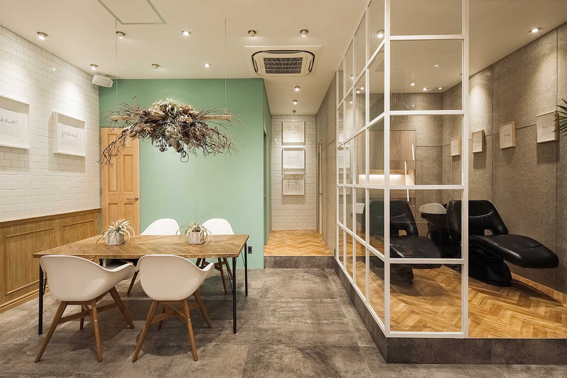 LARGO（ラルゴ）手掛けた美容室「AUBE HAIR terre」（香川・約19坪）の内装デザイン事例
